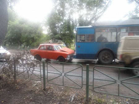 В Рубцовске по ул. Комсомольской произошло лобовое столкновение автомобиля "Москвич" и троллейбуса