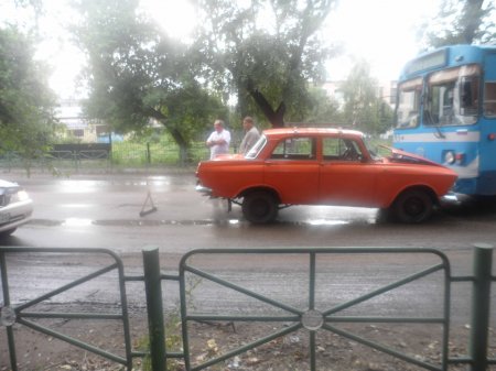В Рубцовске по ул. Комсомольской произошло лобовое столкновение автомобиля "Москвич" и троллейбуса