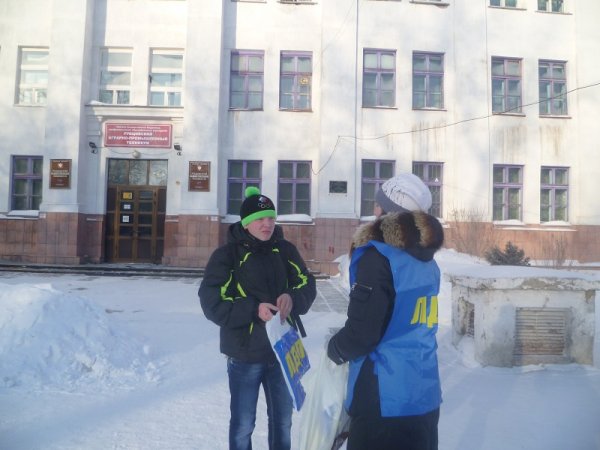 Молодые активисты рубцовского городского отделения ЛДПР поздравили студентов