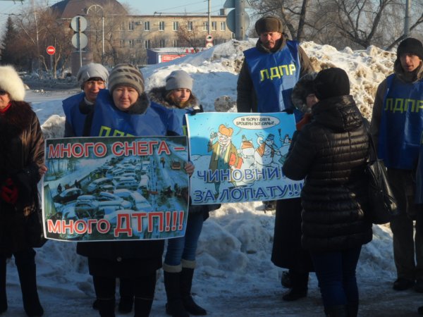 Несмотря на двадцатиградусный мороз, уставшие от обещаний властей рубцовчане, провели пикет возле городской администрации