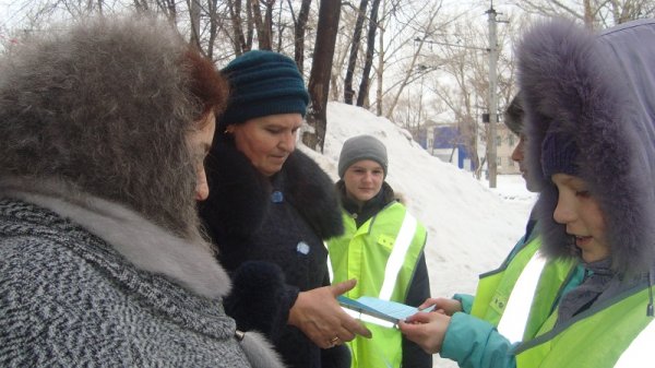 В Рубцовске сотрудники ГИБДД и школьники провели акцию «Будь внимателен!»