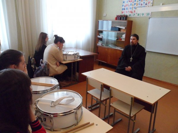 Настоятель Богородице-Рождественской Церкви города Рубцовска посетил Детско-юношеский центр и пообщался с детьми