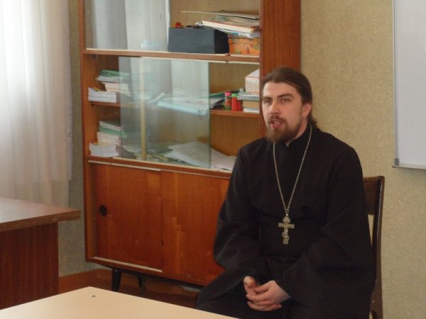 Настоятель Богородице-Рождественской Церкви города Рубцовска посетил Детско-юношеский центр и пообщался с детьми