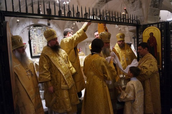 Преосвященнейший Роман, епископ Рубцовский и Алейский помолился за всю Рубцовскую паству у мощей Николая Чудотворца в Бари