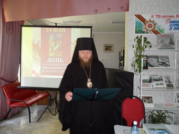Епископ Рубцовский и Алейский Роман подарил библиотеке Библию