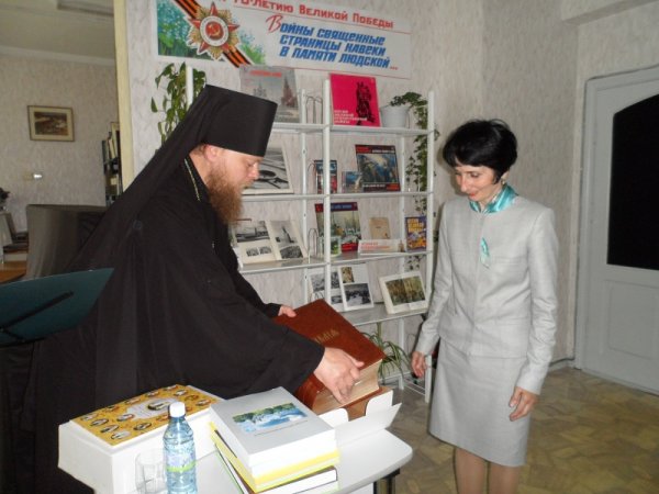 Епископ Рубцовский и Алейский Роман подарил библиотеке Библию