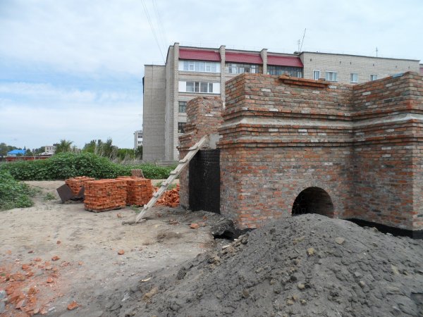 За три минувшие недели в стены строящегося в Рубцовске храма "Всех Святых" уложено около 60-ти кубов кирпича