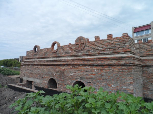 За три минувшие недели в стены строящегося в Рубцовске храма "Всех Святых" уложено около 60-ти кубов кирпича