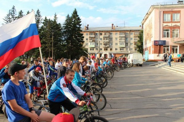 В Рубцовске День Государственного флага России отпраздновали велопробегом