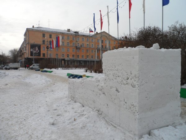 Главную площадь Рубцовска готовят к праздничным мероприятиям