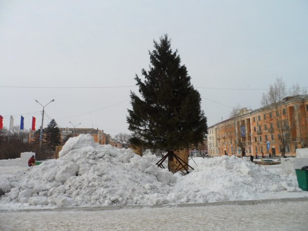 Главную площадь Рубцовска готовят к праздничным мероприятиям