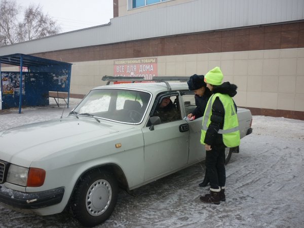 В Рубцовске школьники из отряда ЮИД приняли участие в проведении акции «Пристегни ремень безопасности!»