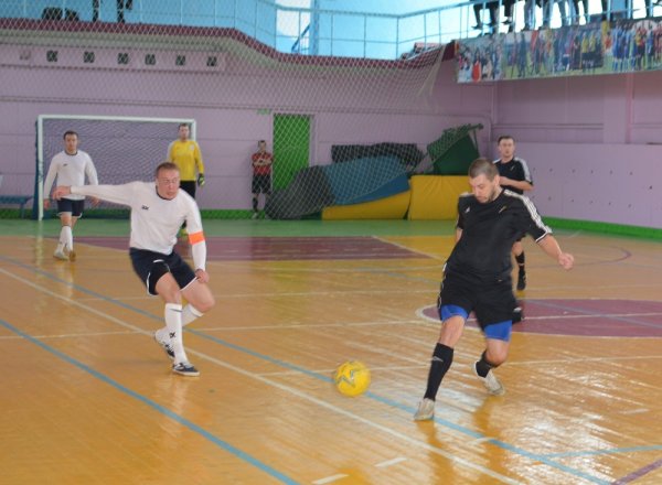 В доме спорта СК “Торпедо” закончился 1-й круг III открытого Чемпионата Рубцовска по мини-футболу (футзалу) сезона 2015-2016