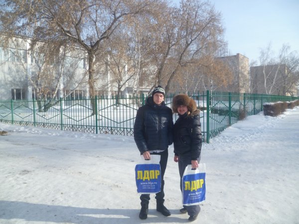 На День студента, студенты техникумов Рубцовска получили подарки от ЛДПР