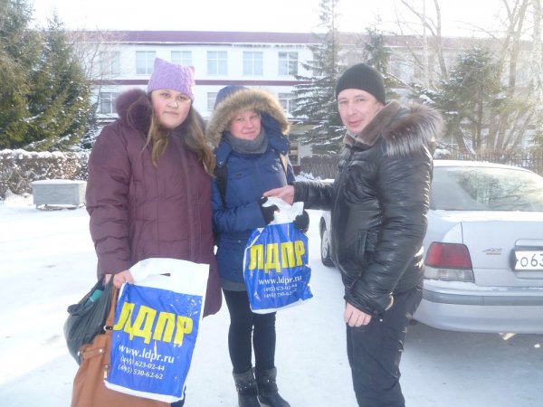 На День студента, студенты техникумов Рубцовска получили подарки от ЛДПР