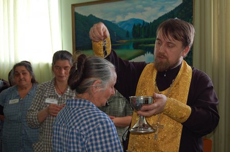 Алтайские осужденные пекут куличи и монтируют  православные передачи