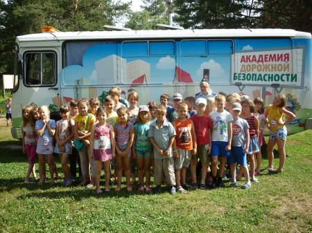 Сотрудники Госавтоинспекции Рубцовска проводят занятия в загородных оздоровительных лагерях