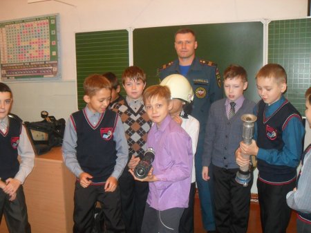 Рубцовские школьники ознакомились с аварийно-спасательным оборудованием