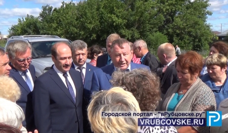 Рубцовчане встретились с губернатором на въезде в город