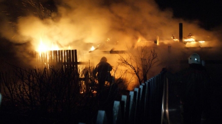 В Барнауле проводится проверка по факту гибели двух человек при пожаре в частном жилом доме