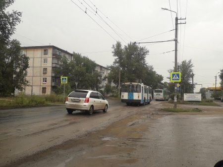Погода не помеха: в Рубцовске начали ремонтировать дорожное полотно по улице Октябрьской