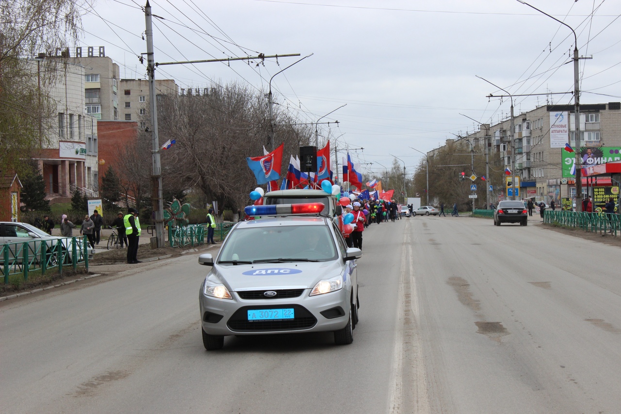1 мая в Рубцовске прошло праздничное шествие трудовых коллективов. ФОТО