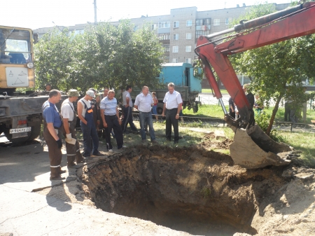 Вчера около МУП «Расчетно-кассового центра», образовался провал, которому поспособствовал прорыв городского канализационного коллектора