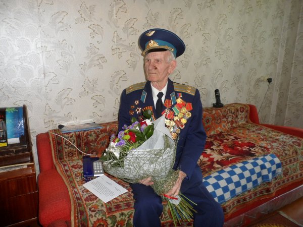 Глава администрации города Владимир Ларионов поздравил с 90-летием ветерана ВОВ