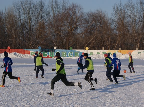 В Рубцовске продолжается открытое первенство по футболу на снегу