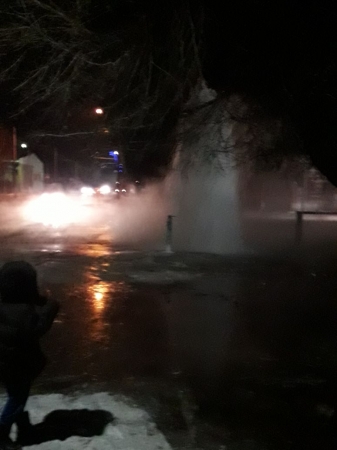 ЧП в Рубцовске: после пожара, трехметровый фонтан заливает улицу Пролетарскую
