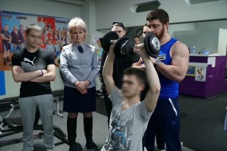 Для подростков, состоящих на учёте в УИИ УФСИН России по Алтайскому краю, провели тренировку с чемпионом