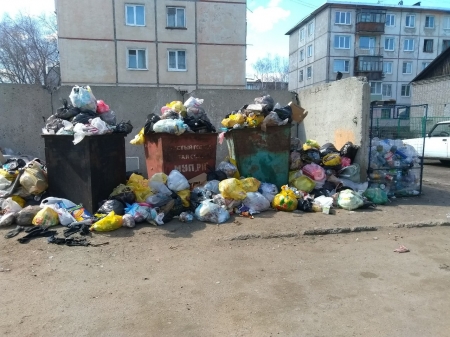 Жители улицы Краснознаменской жалуются на переполненную мусорную площадку