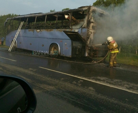 В Алтайском крае сгорел рейсовый автобус