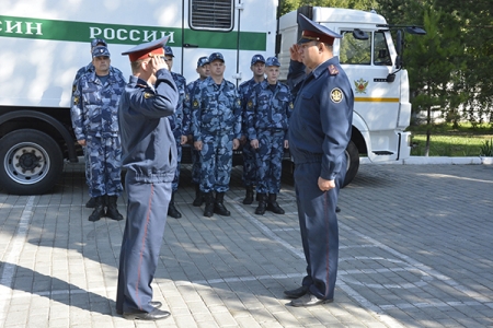 В отделе по конвоированию УФСИН России по Алтайскому краю выбрали лучшего сотрудника-водителя