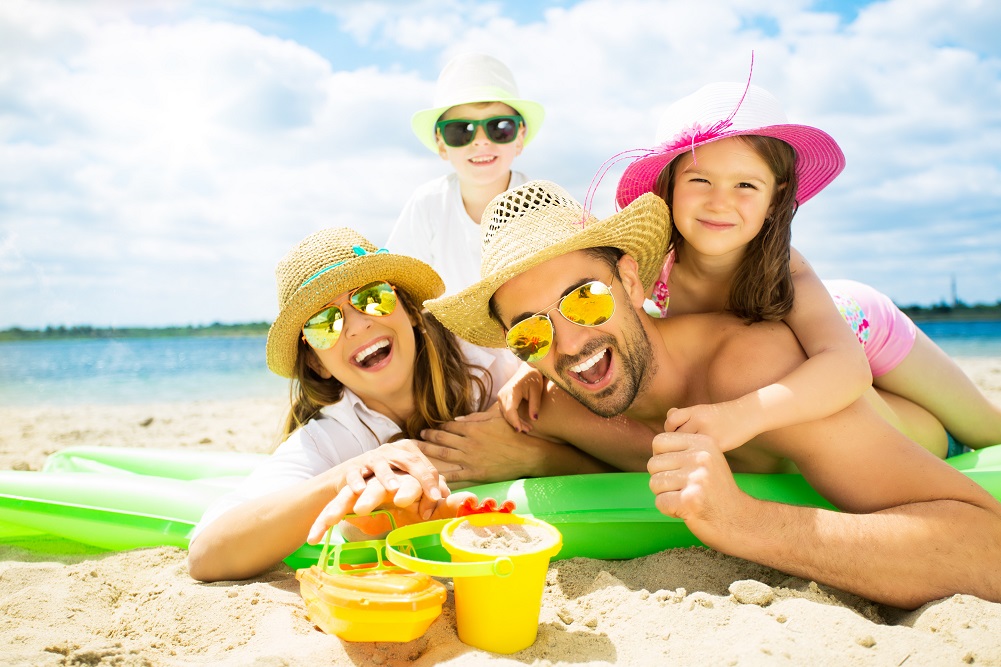 Бюджетно отдохнуть летом. Лето пляж. Веселые люди на пляже. Семья на пляже. Лето отпуск море семья.