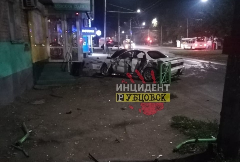 Легковой автомобиль протаранил забор на проспекте Ленина в Рубцовске