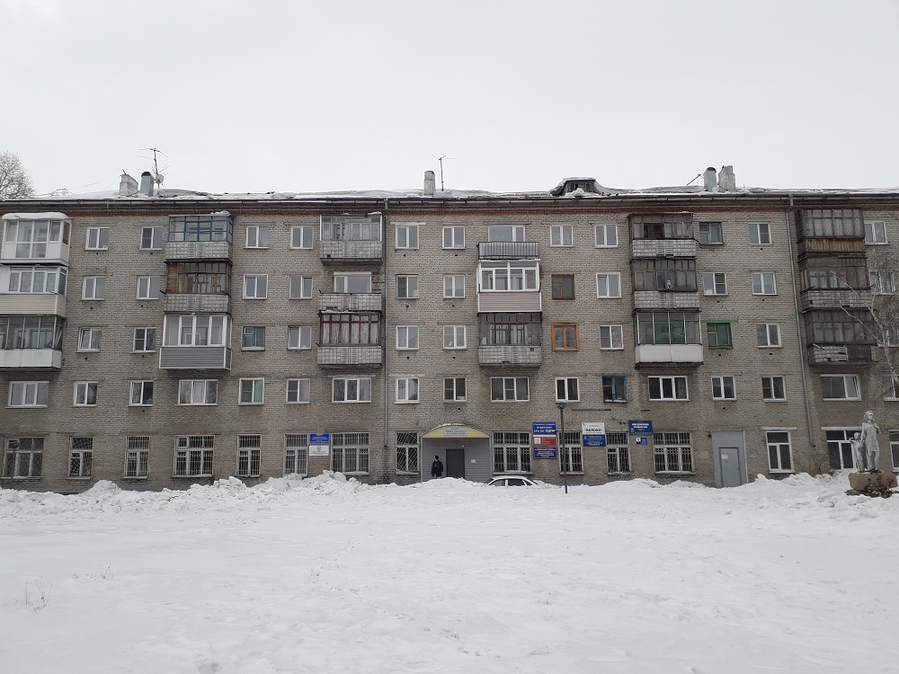 В Рубцовске из-за схода снега с пятиэтажки едва не пострадала женщина-сторож