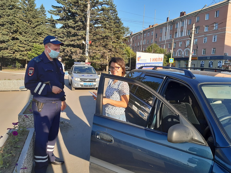 В Рубцовске проверяли водителей на трезвость и раздавали им памятки
