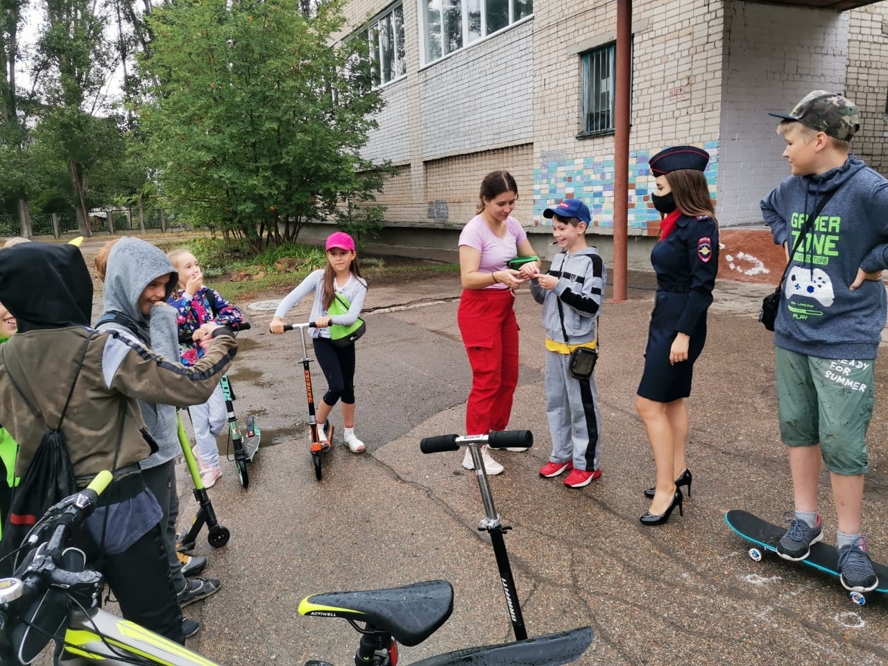 В Рубцовске сотрудники ГИБДД провели с детьми мини-соревнования