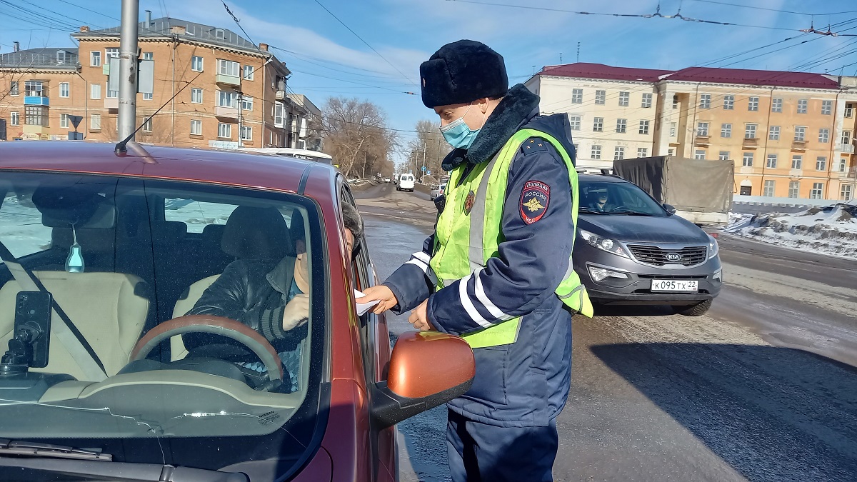 В Рубцовске сотрудники ГИБДД раздавали пешеходам и водителям памятки о необходимости соблюдении ПДД