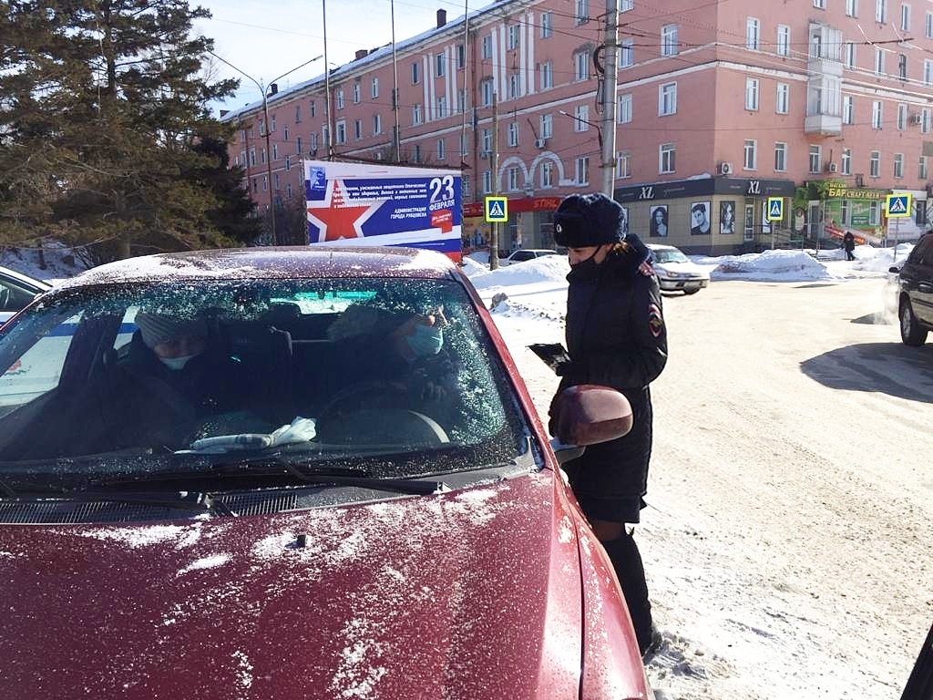 В Рубцовске женщины-сотрудницы ГИБДД поздравили мужчин-водителей с 23 февраля