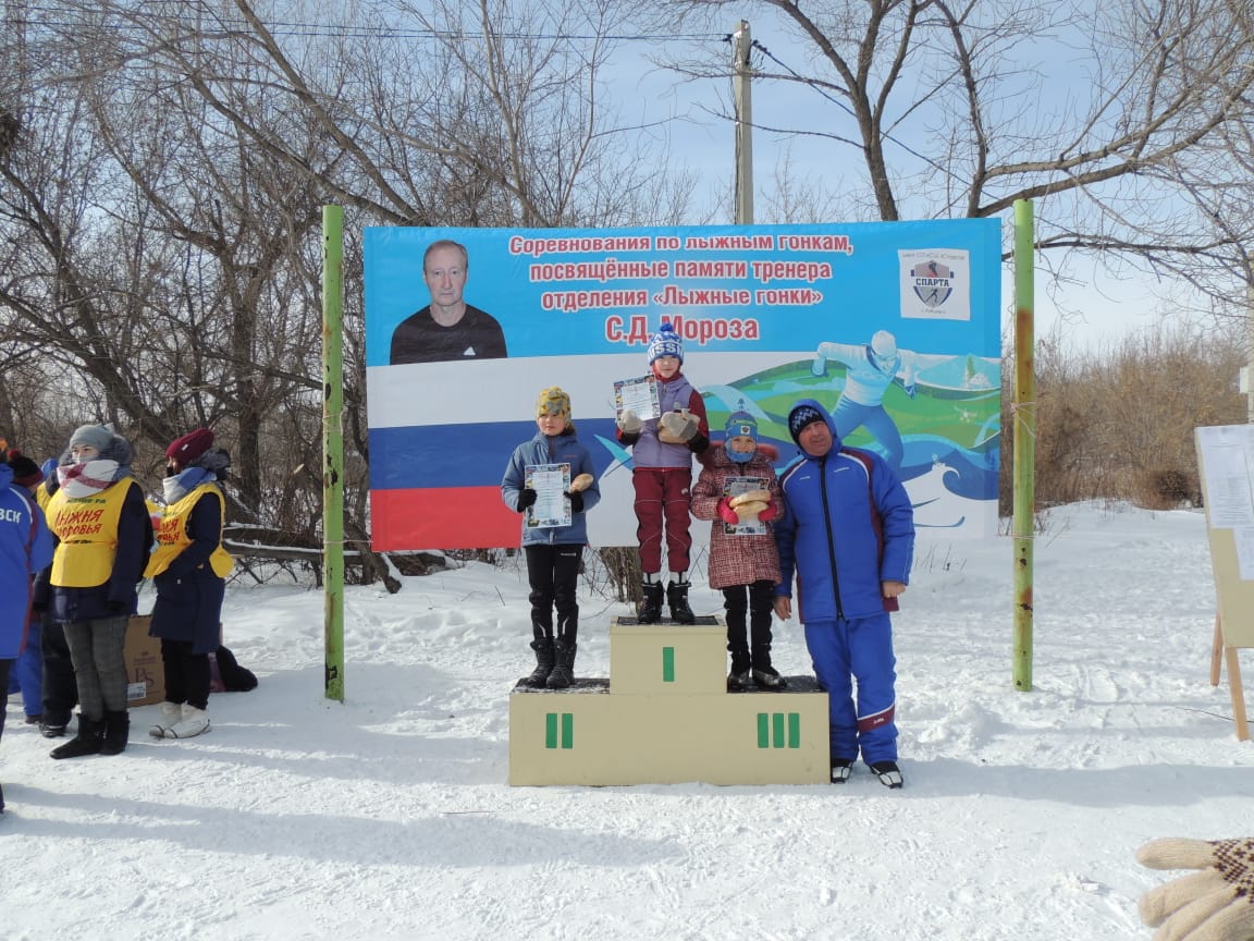 Несмотря на холодную и ветреную погоду в Рубцовске прошли соревнования по лыжным гонкам
