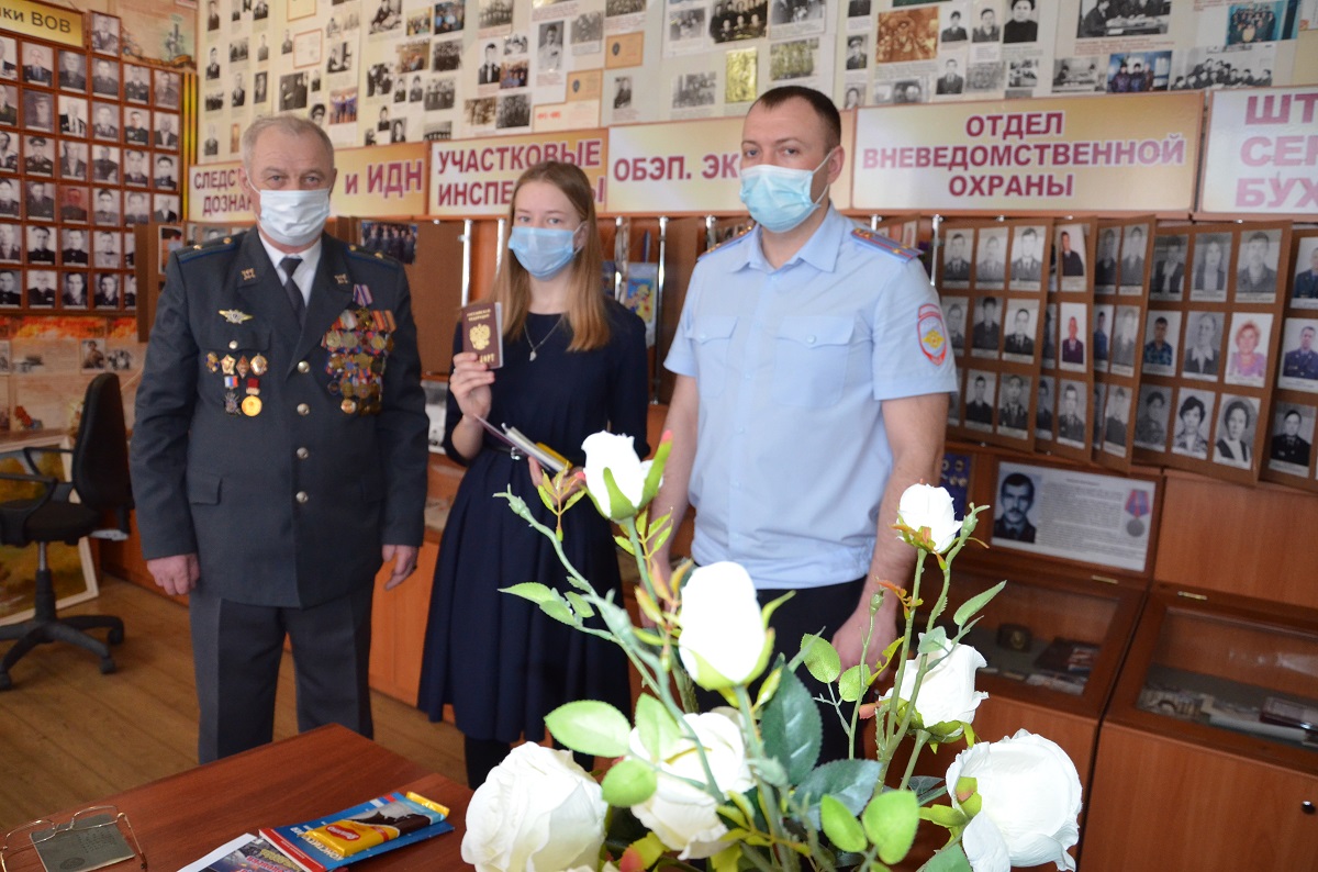 Торжественная церемония вручения первых паспортов граждан РФ прошла в Рубцовске