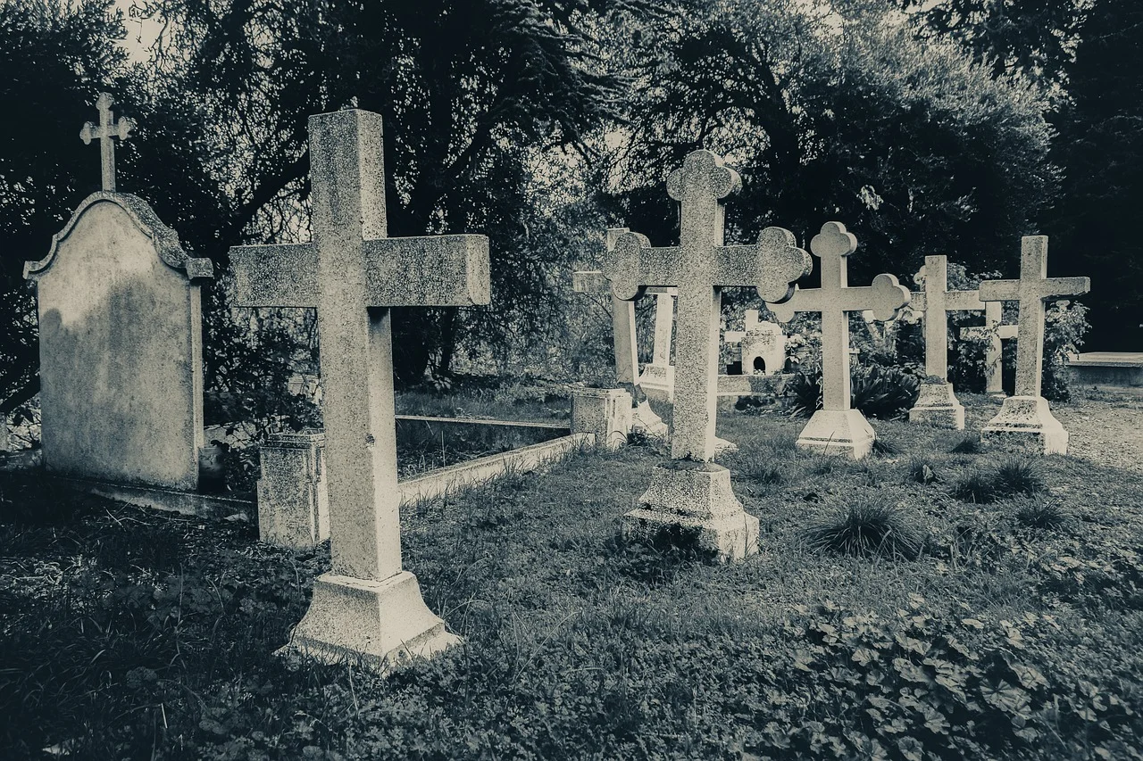 Живое кладбище могилы. Намогильный крест старое кладбище. Могильный камень старое кладбище. Надгробная плита заброшенное кладбище. Могильный крест на кладбище.
