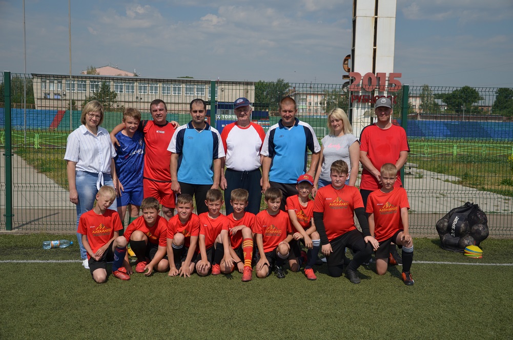 В Рубцовске состоялся товарищеский матч между сборной силовиков и командой детей