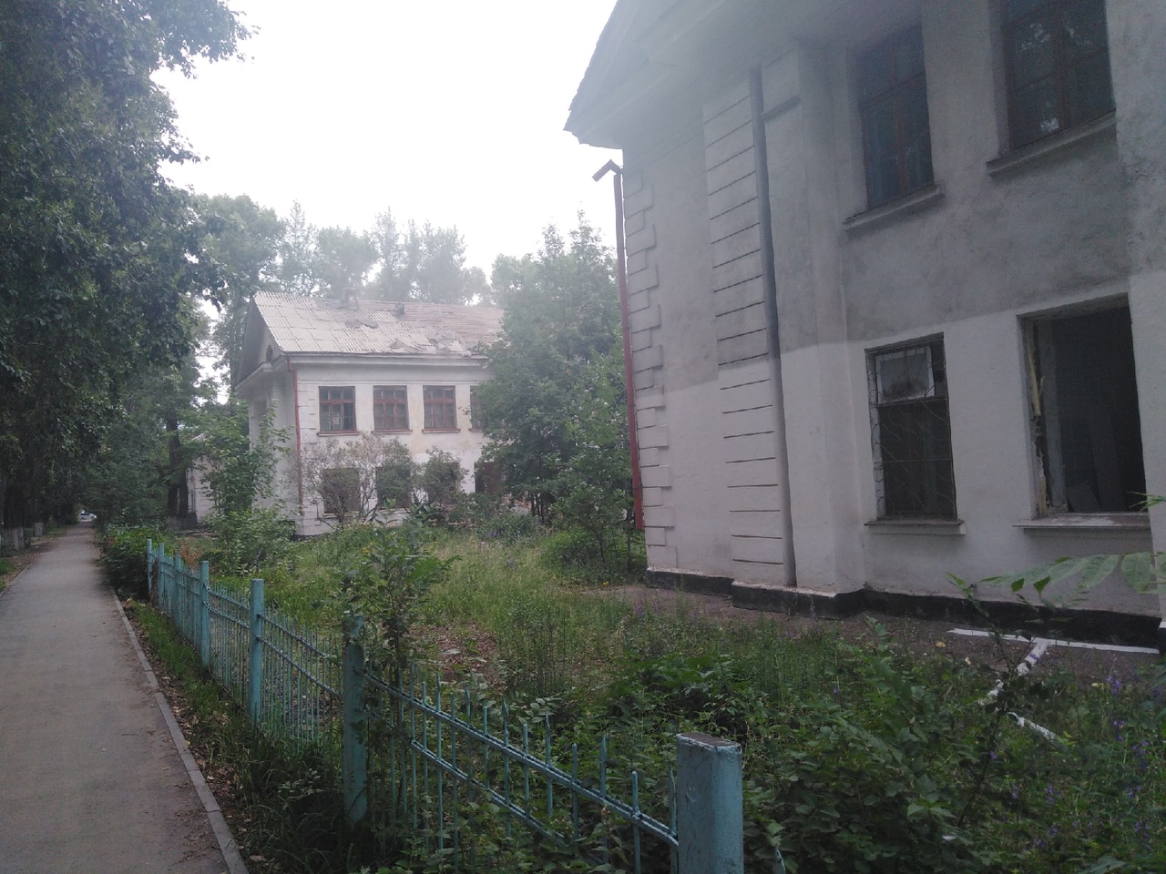 В Рубцовске начали демонтаж аварийного здания бывшей школы