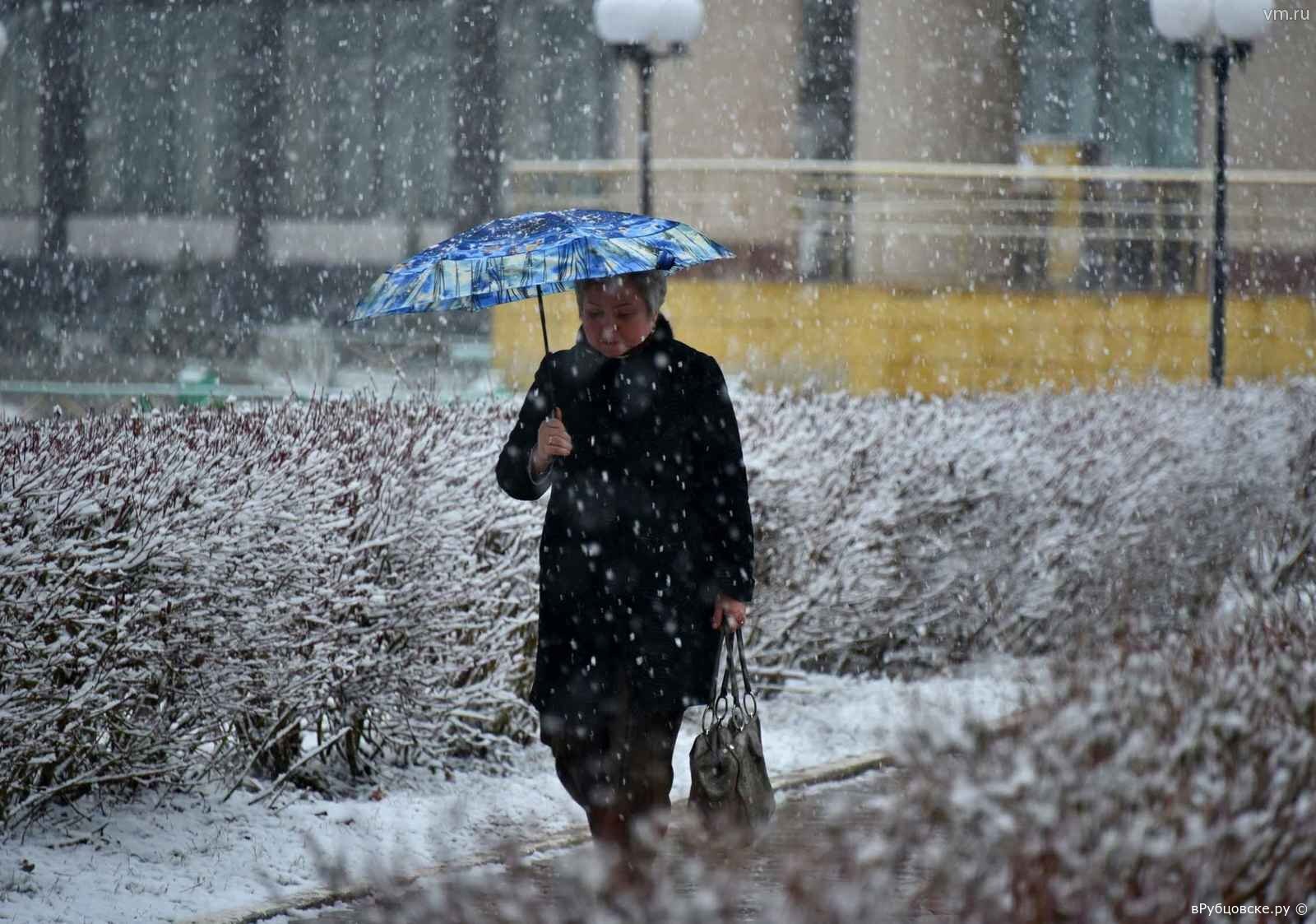 Сугробов дождь. Снег с дождем. Мокрый снег с дождем. Снег с дождем в городе. Дождь со снегом в Москве.