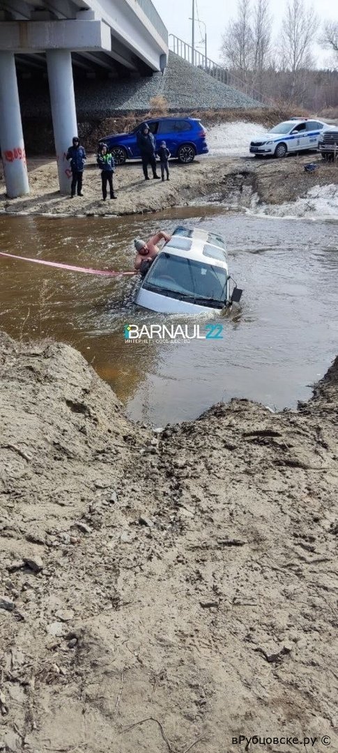В Барнауле микроавтобус с людьми утонул под мостом