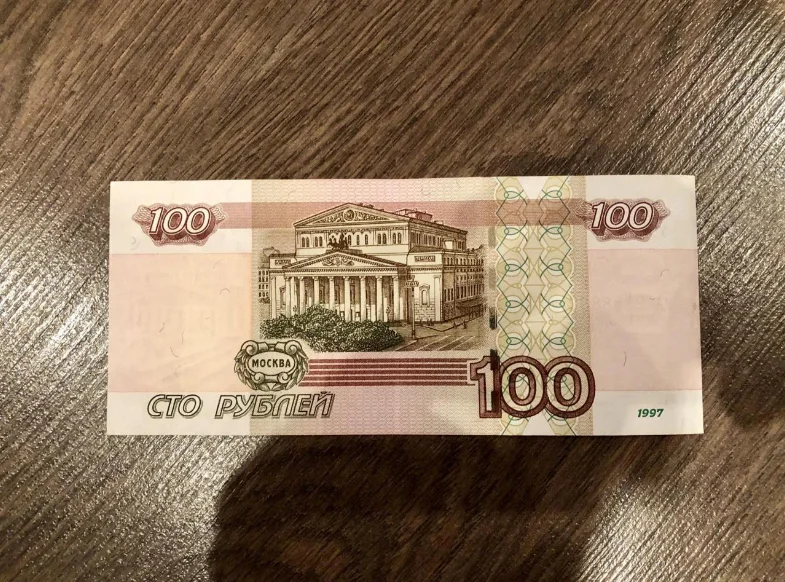 На столе 100 купюр. 100 Рублей. Купюра 100 рублей. Банкнота 100 рублей. СТО рублей купюра.