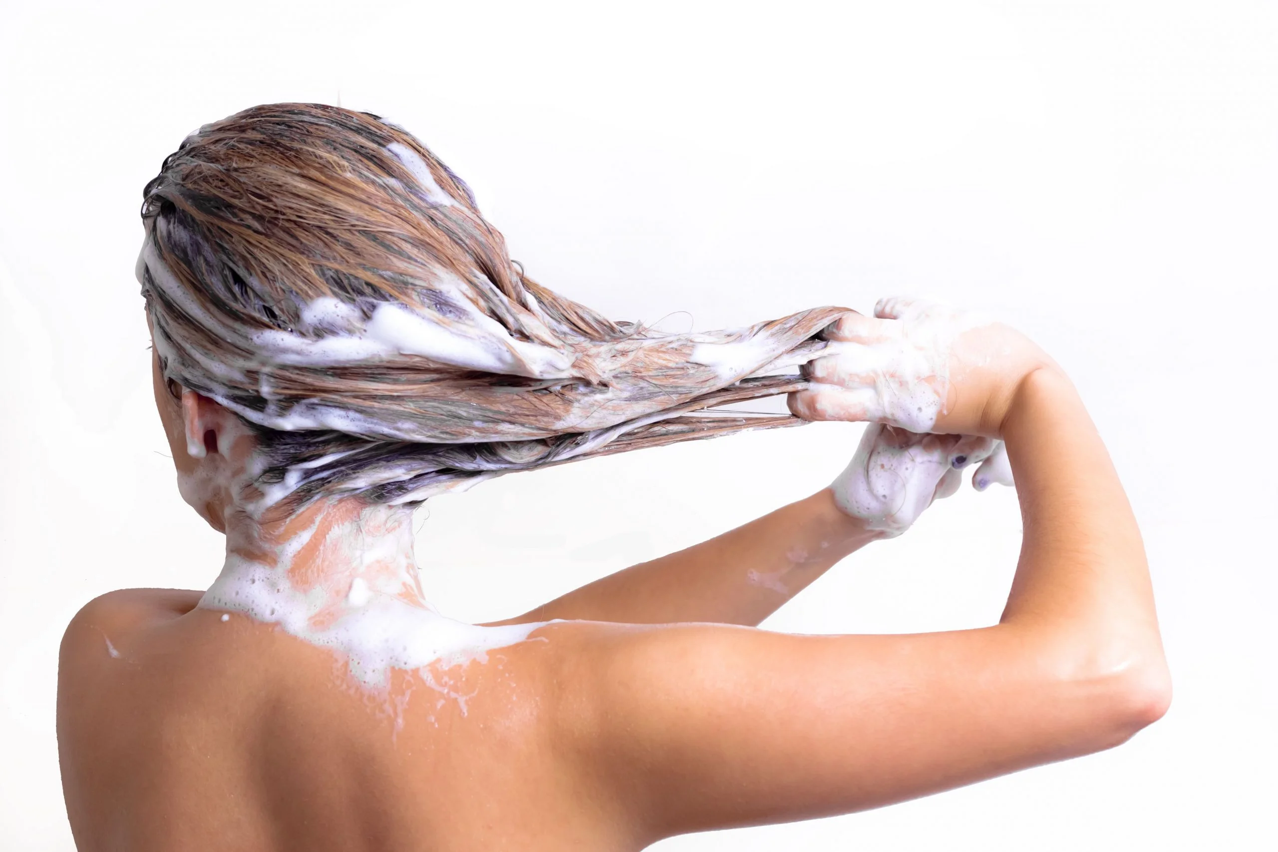 Какой водой мыть волосы. Мытье волос. Гигиена волос. Мыть голову. Мытье головы шампунем.